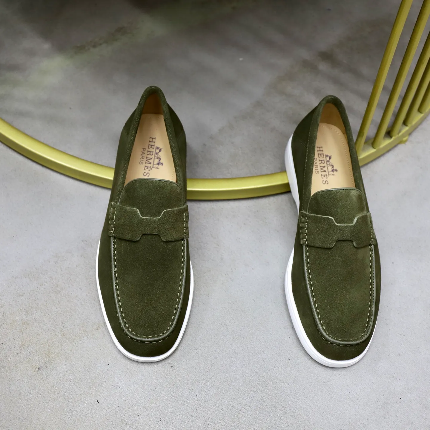 Ex-factory price: 540💰Hermès/Hermès slip-on men's shoes. This shoe is made of imported cow suede leather, with simple and smooth lines, and a 3CM rubber foam ultra-light sole combined with aerodynamic design! Youthful and fashionable, H button decoration, contrasting leather embellishment on the heel, calf lining to gently wrap your feet, with embossed logo cowhide feet, leather rock strips, casual and urban style, highlighting youthful vitality, sports and leisure version, super versatile Size number: 38-39-40-41-42-43-44 Standard leather shoe size (45 can be customized but does not support returns)